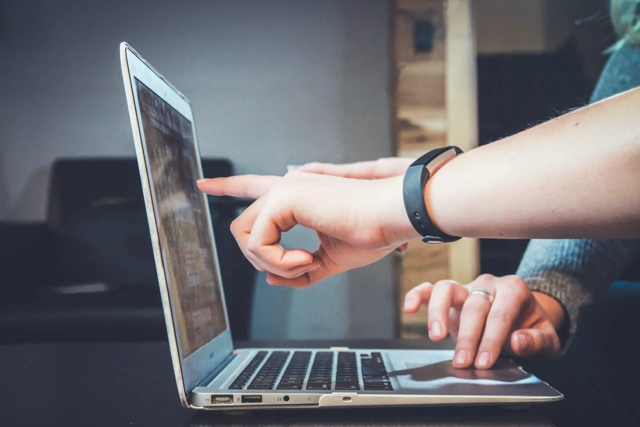 Beratungsgespräch zur individuellen Softwareentwicklung am Laptop